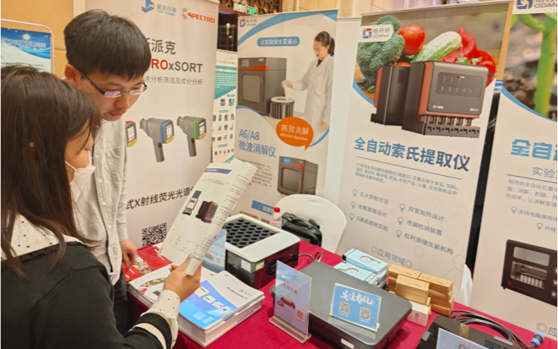 格丹納業(yè)務經(jīng)理為用戶介紹儀器 格丹納業(yè)務經(jīng)理為用戶介紹儀器