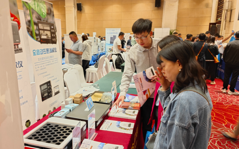 格丹納業(yè)務經(jīng)理為用戶介紹儀器 格丹納業(yè)務經(jīng)理為用戶介紹儀器