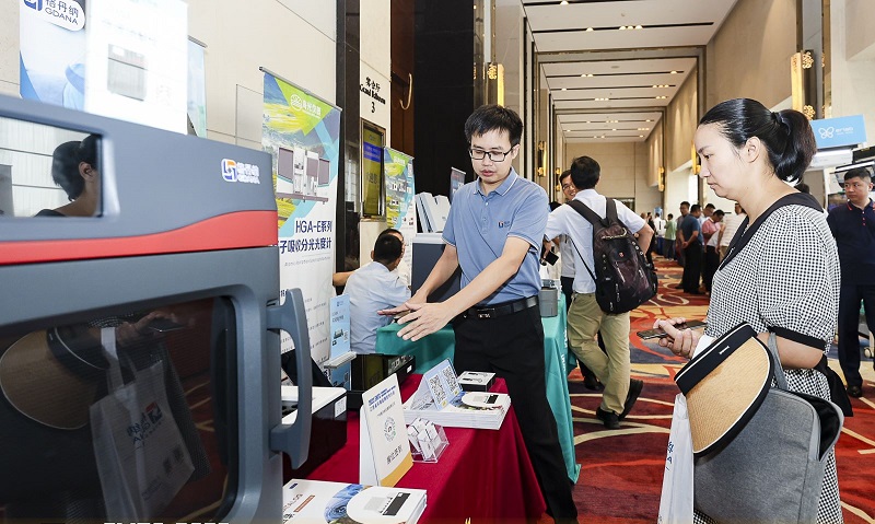 銷售總經理為客戶展示商品,耐心答疑解惑 銷售總經理為客戶展示商品,耐心答疑解惑